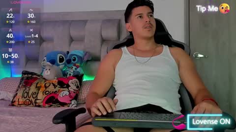 Snapshot of victor_vixen chatting on January 17, 3:22 pm victor online show from January 17, 3:22 pm
