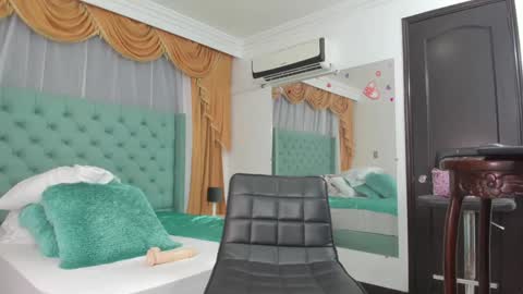 victoria_sweets_ online show from February 1, 1:55 am