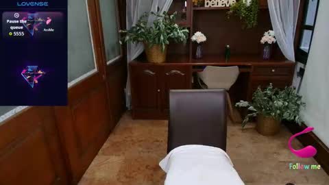 Victoria Henao online show from March 20, 10:15 pm