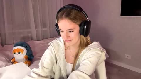 Vikki online show from December 3, 3:13 pm