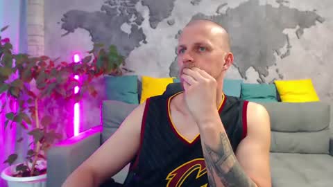 vikingchrisss online show from July 17, 10:39 am