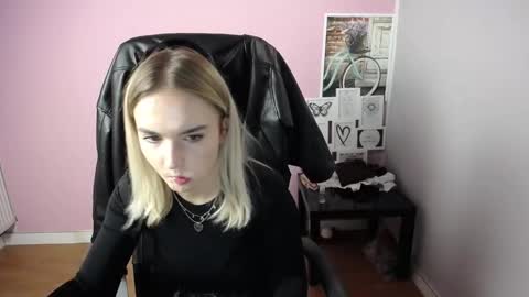 Snapshot of viktoria_lovely chatting on October 17, 9:46 am viktoria_lovely online show from October 17, 9:46 am