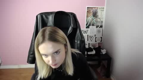 Snapshot of viktoria_lovely chatting on October 22, 9:34 am viktoria_lovely online show from October 22, 9:34 am