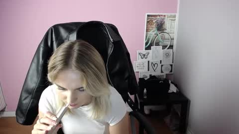 Snapshot of viktoria_lovely chatting on October 10, 10:32 am viktoria_lovely online show from October 10, 10:32 am