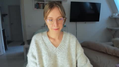 Snapshot of violet_blue_eyes chatting on October 7, 12:23 pm Violet online show from October 7, 12:23 pm