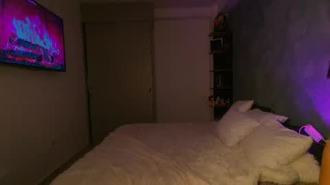 Violet independent model online show from April 26, 5:21 pm