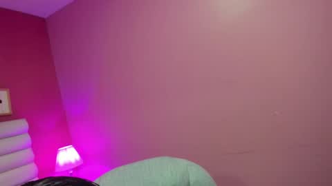 violet_sinclair online show from May 2, 11:27 am