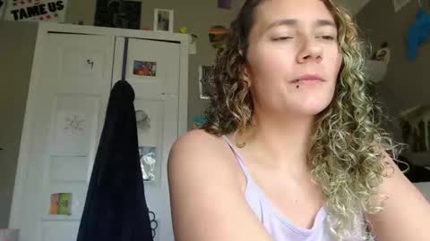 Violet Hooper online show from May 4, 6:25 pm