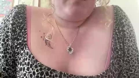 violetlyhappy online show from May 1, 6:24 pm