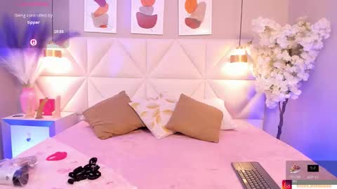 Snapshot of viollet_xoxo chatting on October 22, 3:31 am VIOLLET online show from October 22, 3:31 am