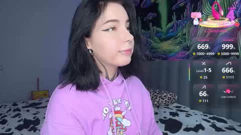 Snapshot of vivi__squirrel chatting on October 24, 9:43 am Vivi   online show from October 24, 9:43 am