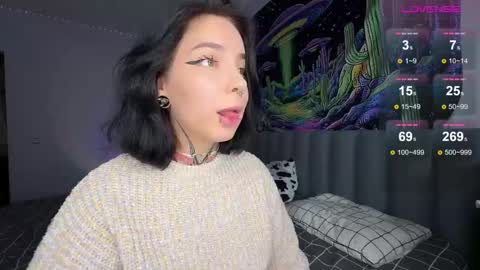 Snapshot of vivi__squirrel chatting on September 24, 6:20 am Vivi   online show from September 24, 6:20 am