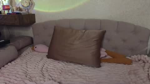 vivian_alison online show from June 12, 7:46 pm