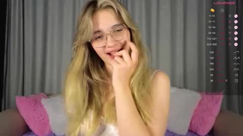 Snapshot of vivyboo111 chatting on October 17, 8:35 pm vivyboo111 online show from October 17, 8:35 pm