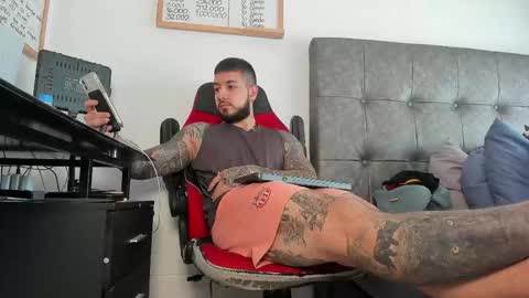 vyxen_ online show from February 12, 1:37 pm