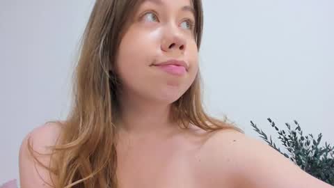 Snapshot of watermelon_sugar_ chatting on March 3, 1:01 pm Tess  Pls support me with  Can we reach 155 my favorite number online show from March 3, 1:01 pm