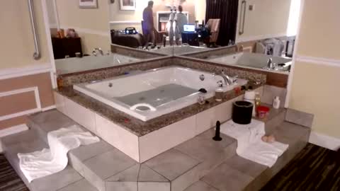 wheresmyqueenat online show from December 17, 4:12 am