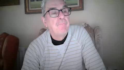 whitebriefs009 online show from December 22, 10:11 am