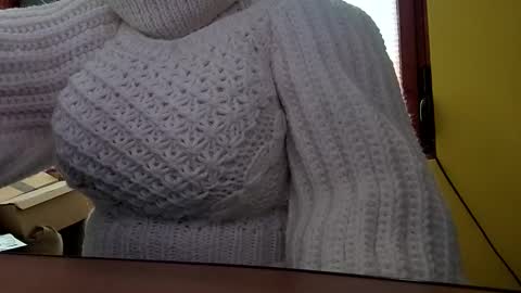 Snapshot of whitesweater chatting on October 1, 6:23 am whitesweater online show from October 1, 6:23 am