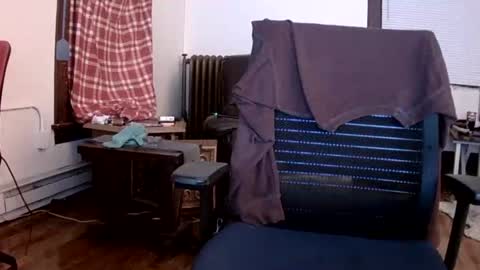 Snapshot of willydogg83 chatting on October 25, 12:33 am willydogg83 online show from October 25, 12:33 am