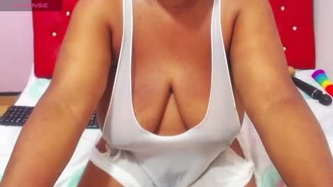 Snapshot of wonderfuldiana chatting on February 22, 2:06 am   online show from February 22, 2:06 am
