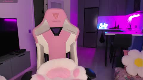 Emi online show from September 13, 8:11 pm