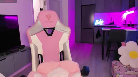 Emi online show from October 18, 5:06 pm