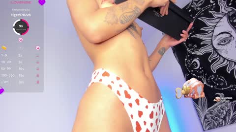 Snapshot of xemily_hardy chatting on December 6, 4:30 am Kanae. online show from December 6, 4:30 am