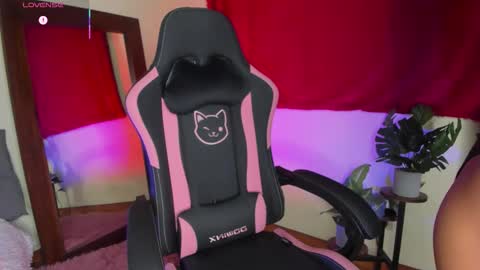 Snapshot of xemily_hardy chatting on October 20, 1:21 am Kanae. online show from October 20, 1:21 am