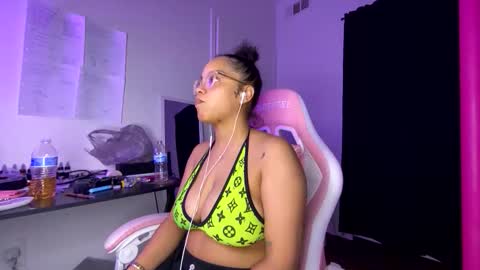 xStarGazingx online show from April 10, 7:35 am