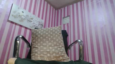 xxrowenatastycockforyouxx online show from December 5, 3:39 am