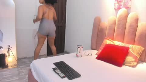 yara10_ online show from May 4, 12:12 pm