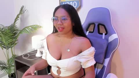 Snapshot of yeika_foxy chatting on February 22, 9:23 am yeika_foxy online show from February 22, 9:23 am