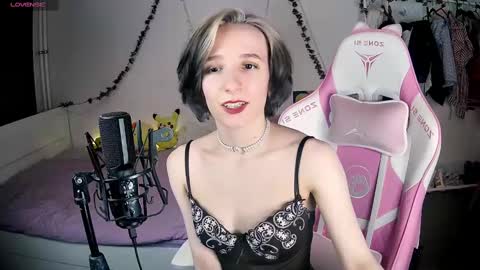 Snapshot of yellow_songbird chatting on February 28, 5:37 pm Liya online show from February 28, 5:37 pm