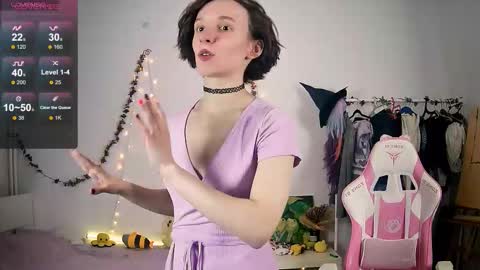 Snapshot of yellow_songbird chatting on October 14, 4:10 pm Liya online show from October 14, 4:10 pm