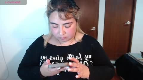hii i am yini online show from June 6, 1:11 am