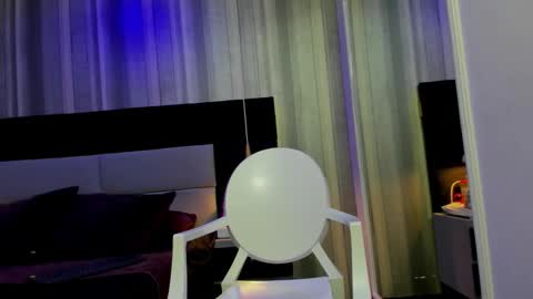 yiyisandoval online show from January 18, 7:12 pm