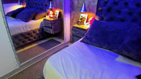 yiyisandoval online show from December 2, 9:57 pm