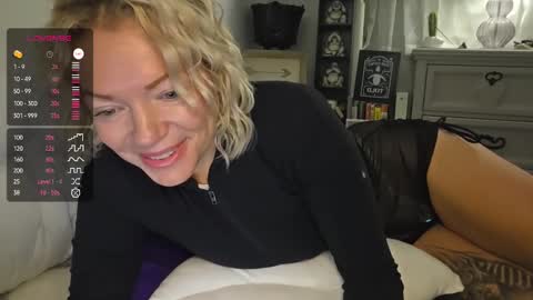 Snapshot of yogimilflover chatting on October 22, 10:07 am Yogiblondebangme online show from October 22, 10:07 am