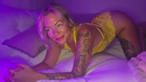 Yogiblondebangme online show from August 9, 1:05 am