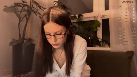 Snapshot of yourher0in chatting on March 1, 1:51 pm Aida online show from March 1, 1:51 pm