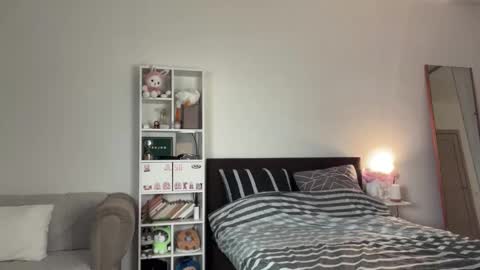 yourlittlesunrise_ online show from November 13, 4:37 am