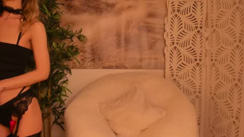 Snapshot of yourmidnightcoffee chatting on January 27, 8:28 pm Sarah online show from January 27, 8:28 pm