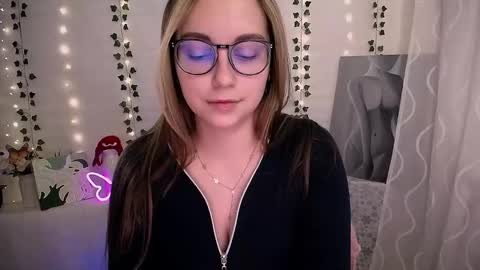 Snapshot of yours_piece_of_happiness_ chatting on October 22, 6:05 am Happy online show from October 22, 6:05 am