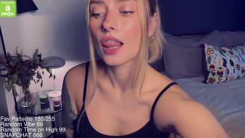 Snapshot of yvie_ chatting on February 20, 7:34 am The Queen Bitch of the United Kingdom online show from February 20, 7:34 am