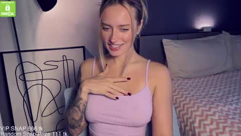 Snapshot of yvie_ chatting on December 3, 9:17 am The Queen Bitch of the United Kingdom online show from December 3, 9:17 am