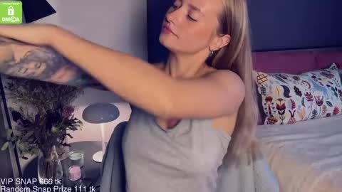 Snapshot of yvie_ chatting on January 15, 7:37 am The Queen Bitch of the United Kingdom online show from January 15, 7:37 am