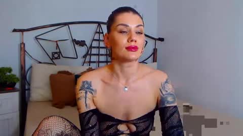 Snapshot of yvonneeverlee chatting on February 4, 12:29 am I V Y   online show from February 4, 12:29 am