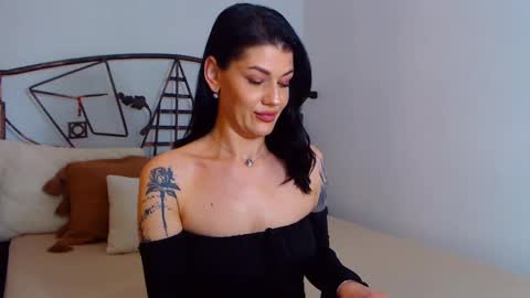 Snapshot of yvonneeverlee chatting on February 19, 12:57 am I V Y   online show from February 19, 12:57 am