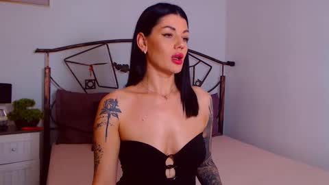 Snapshot of yvonneeverlee chatting on October 17, 7:40 pm I V Y   online show from October 17, 7:40 pm